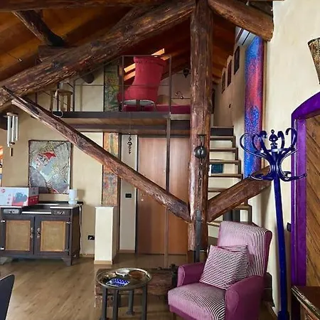 L'atelier, Mansarda Vista Lago דירה ארונה